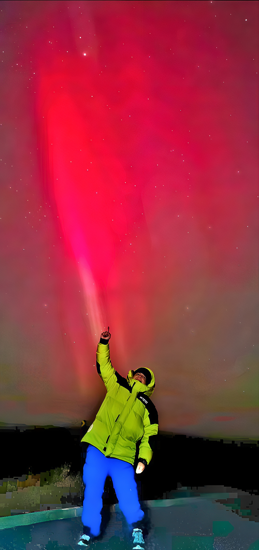 Aurora roja sobre Islandia — Carlos en expedición nocturna