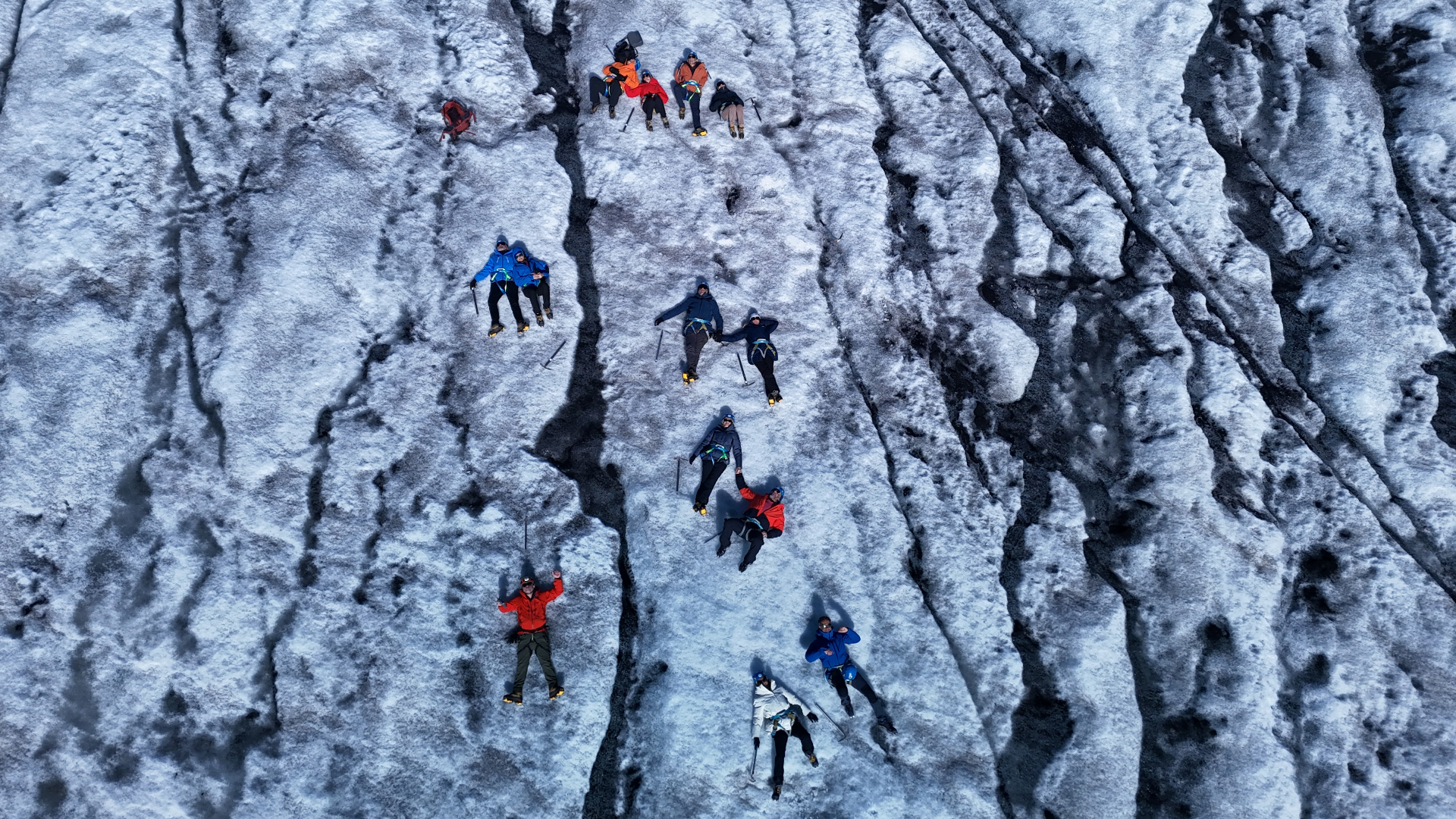 Vista aérea de grupo sobre un glaciar de Islandia
