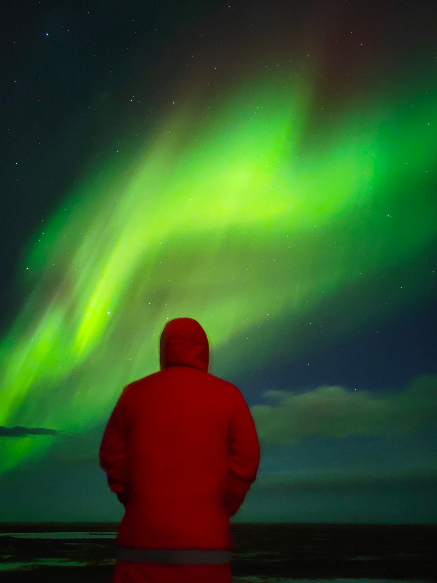 Explorador en glaciar islandés al amanecer ártico